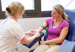 Как диагностировать пониженное количество гемоглобина у женщины?