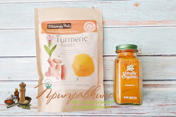 На фото органическая куркума в бумажной и стекляной упаковке