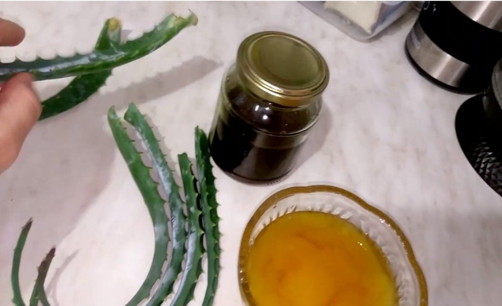 Рецепт из алоэ с медом и вином: как приготовить лекарство из красного алкогольного напитка и столетника, какие настойки можно сделать с добавлением кагора?